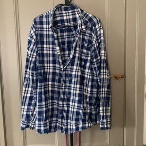 Mens casual dress shirt. Worn a few times, in good condition!